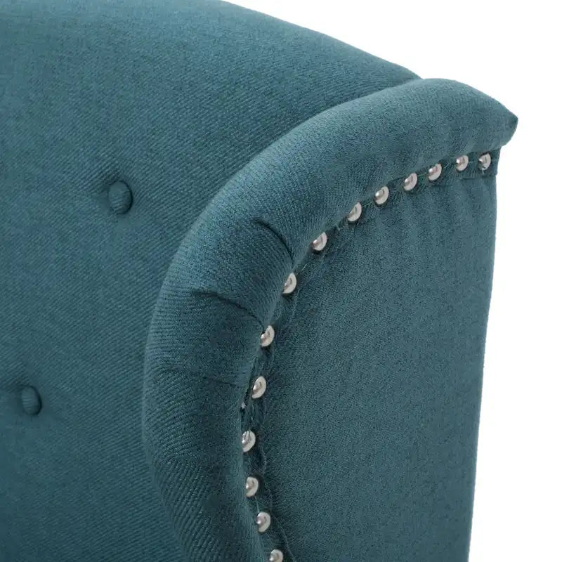 Sillón decorativo de una plaza con respaldo alto, color verde azulado, con botones capitoné y estructura de madera de caucho