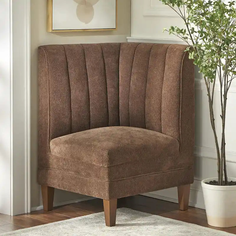 Silla de esquina para comedor tapizada en crema con respaldo acanalado, asiento individual