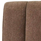 Silla de esquina para comedor tapizada en crema con respaldo acanalado, asiento individual