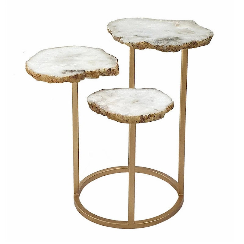 Mesa auxiliar de tres niveles en blanco y oro, base de hierro