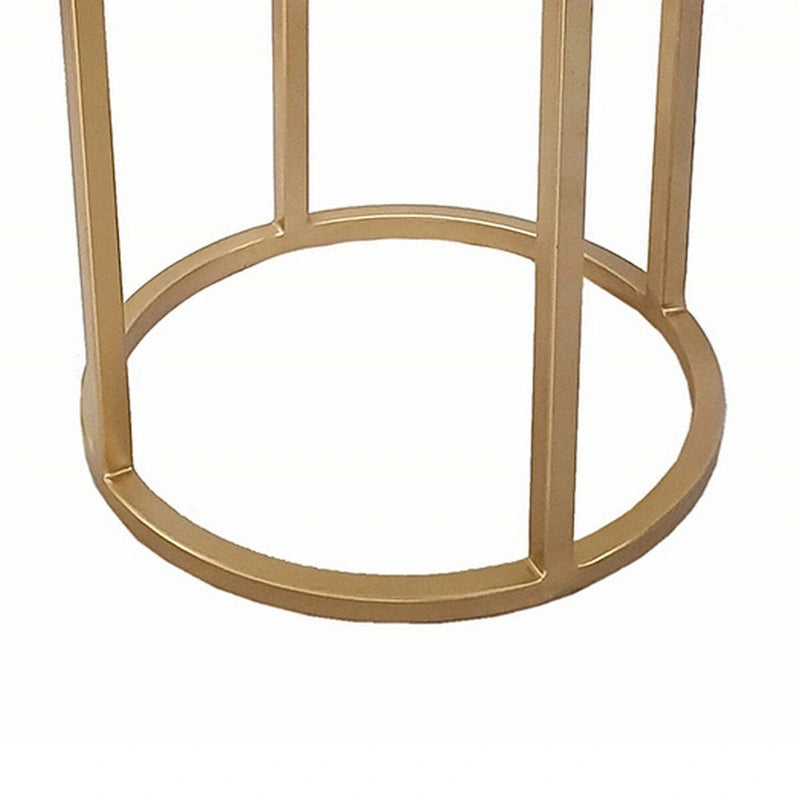 Mesa auxiliar de tres niveles en blanco y oro, base de hierro